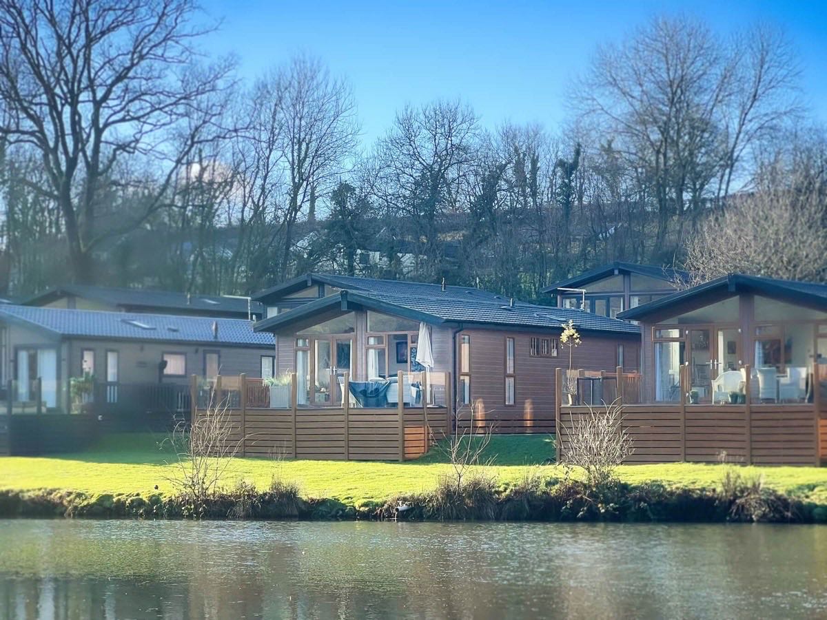 Lakesong lodges lakeside at Lakeview Manor