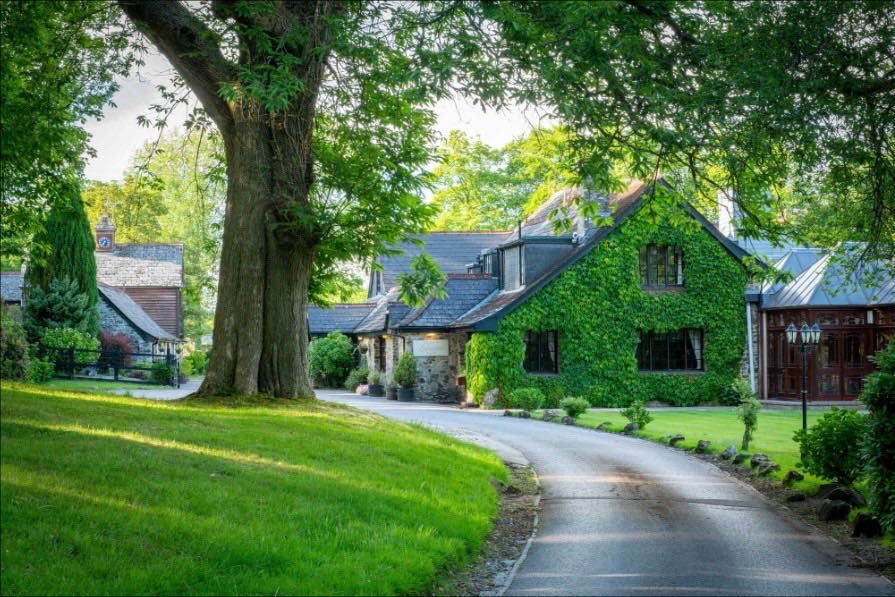 Lakeview Manor approach